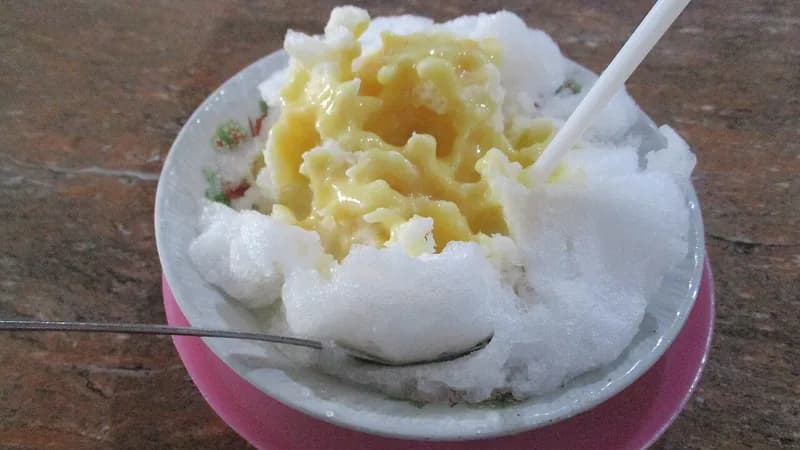 Semangkuk es campur Ayong dengan es serut putih dan sendok