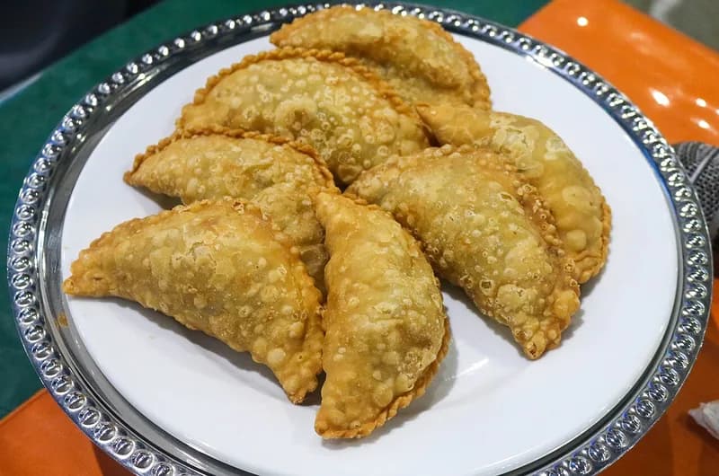 Sepiring jalangkote khas Makassar berbentuk setengah lingkaran dengan kulit goreng renyah berbintik