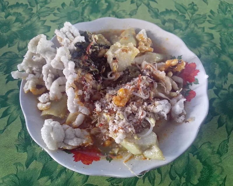 Sepiring docang Cirebon berisi lontong, daun singkong, tauge, parutan kelapa, dan kerupuk dalam kuah