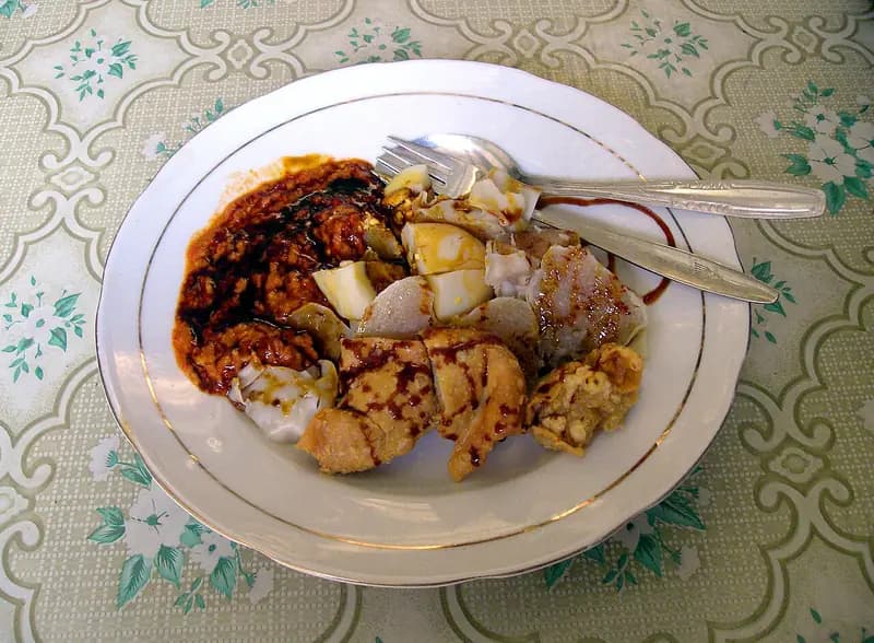 Sepiring siomay Bandung dengan kentang, kol, dan tahu disiram bumbu kacang dan kecap