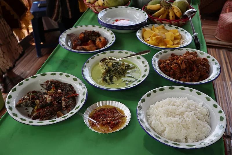 Hidangan masakan rumahan Banjar di meja: nasi putih, sayur bersantan, ikan goreng, oseng, dan sambal