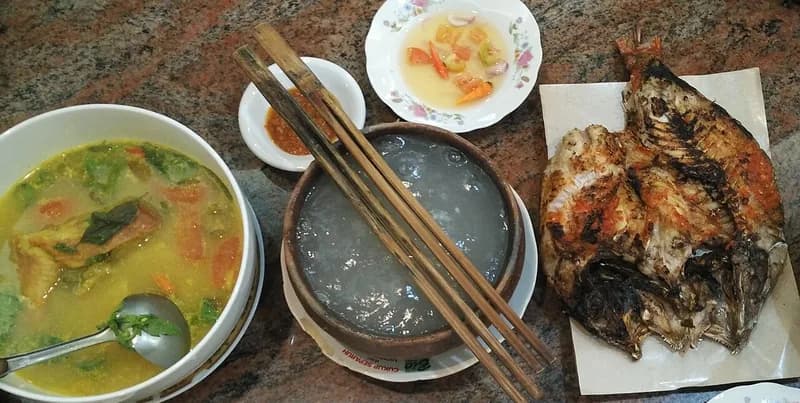 Hidangan Maluku berupa papeda dalam wadah tanah liat, ikan kuah kuning, ikan bakar, dan sambal colo-colo