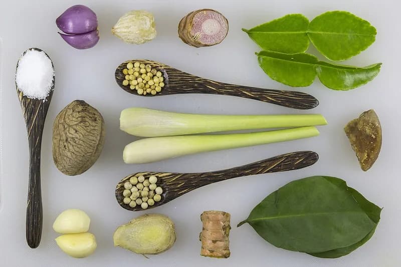 Bahan bumbu rawon utuh: kluwek, bawang merah, bawang putih, kemiri, ketumbar, serai, lengkuas, kunyit, daun jeruk