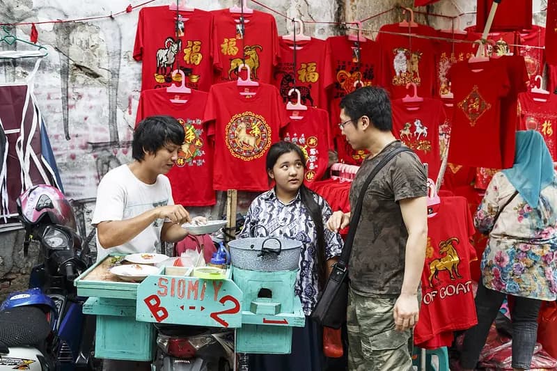 Pedagang siomay gerobak melayani pembeli di kawasan pecinan Glodok Jakarta menjelang Imlek