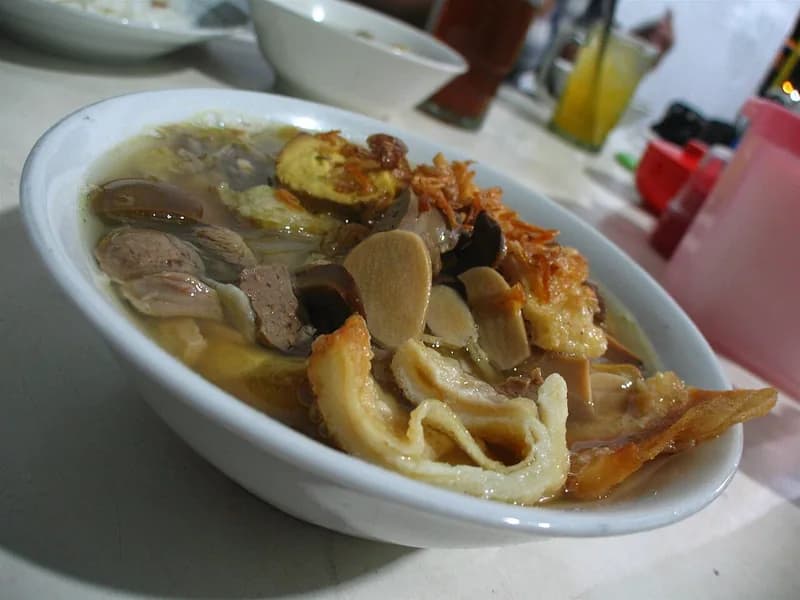 Semangkuk timlo Solo berkuah bening dengan irisan sosis, ati ampela, jamur, dan bawang goreng