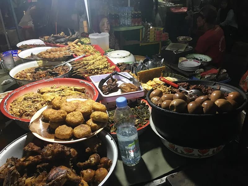 Tempat Makan Terdekat