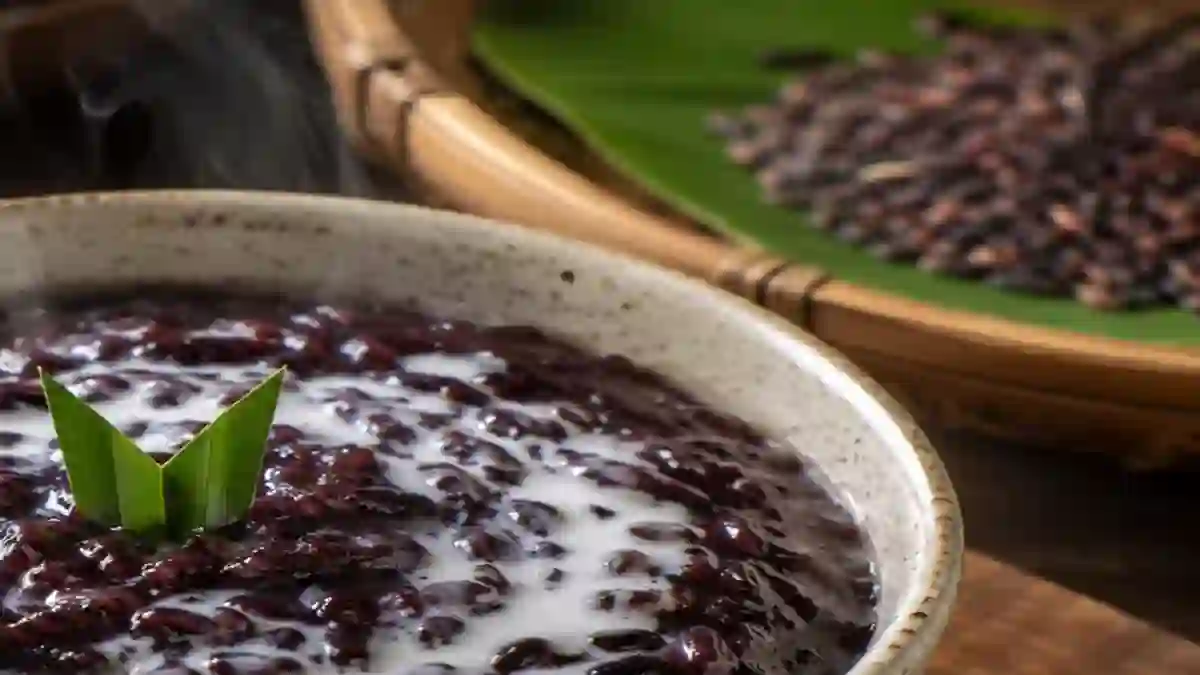 Biji ketan hitam dan bahan santan untuk menyiapkan bubur tradisional