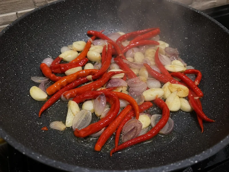 Cabai dan bawang ditumis untuk resep sambal bawang matang
