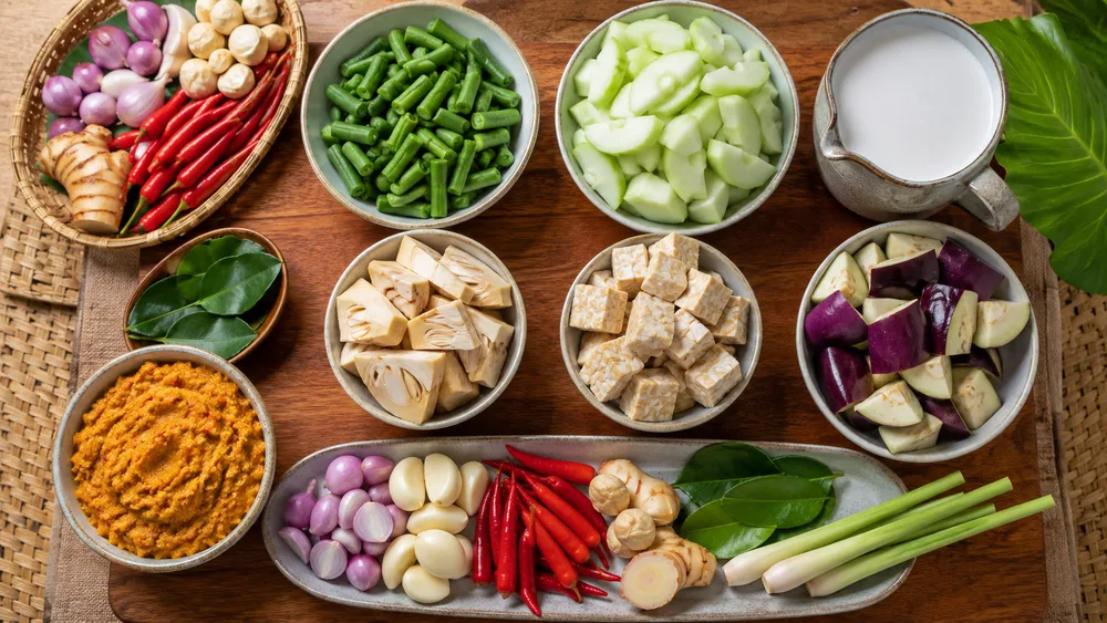 Bahan sayur lodeh berupa labu siam, kacang panjang, nangka muda, tempe, terong, bumbu halus, dan santan