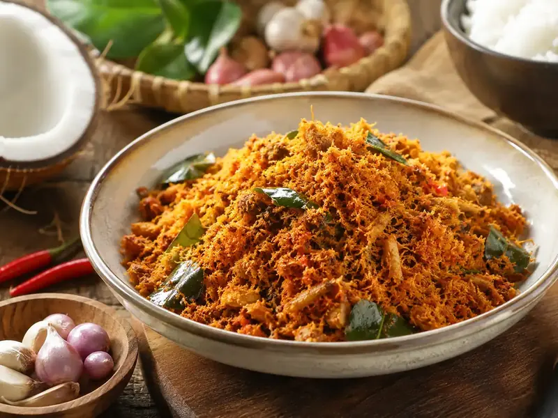 Kelapa parut setengah tua dan bumbu kuning untuk membuat serundeng