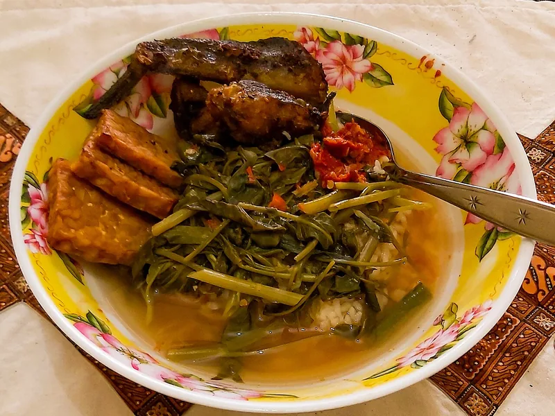 Semangkuk nasi dengan sayur asem kangkung, tempe goreng, lele goreng, dan sambal