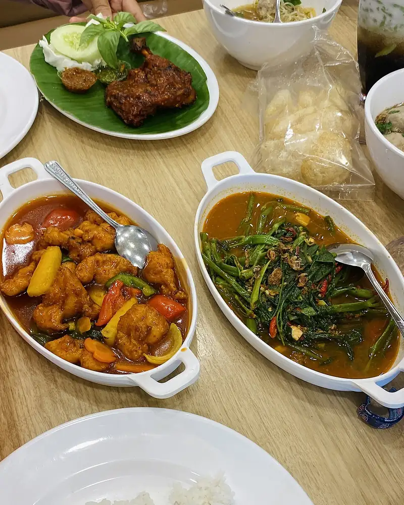 Ayam asam manis dengan paprika dan wortel disajikan berdampingan dengan cah kangkung dan nasi putih