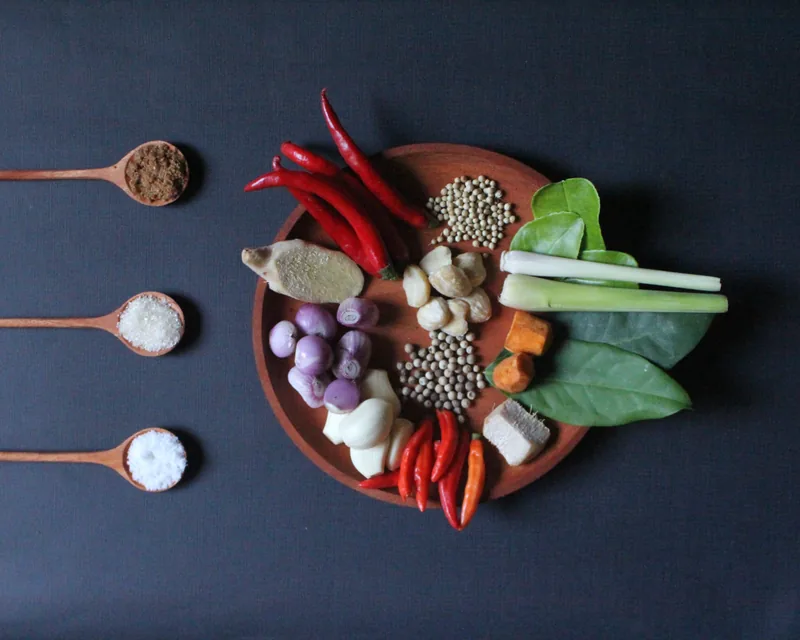 Bahan bumbu ayam lodho: cabai, bawang merah, bawang putih, kemiri, kunyit, lengkuas, serai, dan daun jeruk