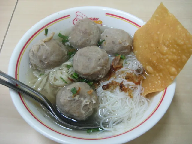 Bakso kuah dengan campuran mi kuning dan bihun serta pangsit goreng dalam mangkuk