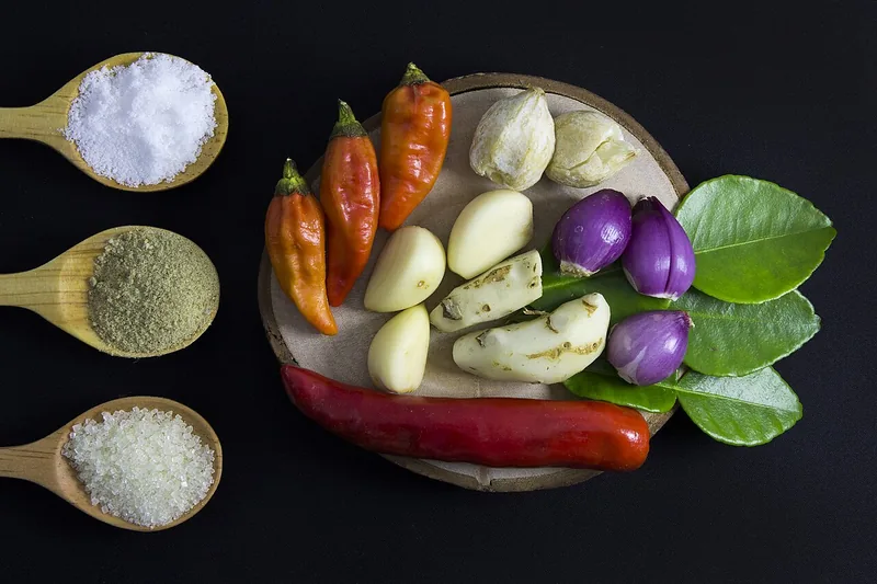 Bahan bumbu seblak kuah berupa cabai, bawang putih, bawang merah, kencur, daun jeruk, garam, dan gula