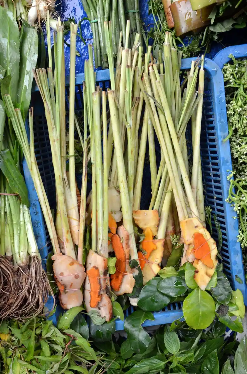Ikatan serai, lengkuas, dan daun jeruk purut dijual dalam keranjang biru di pasar