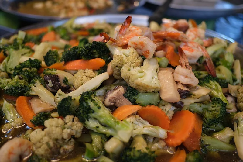 Tumis sayur ala capcay dengan udang, brokoli, kembang kol, wortel, dan jamur dalam saus