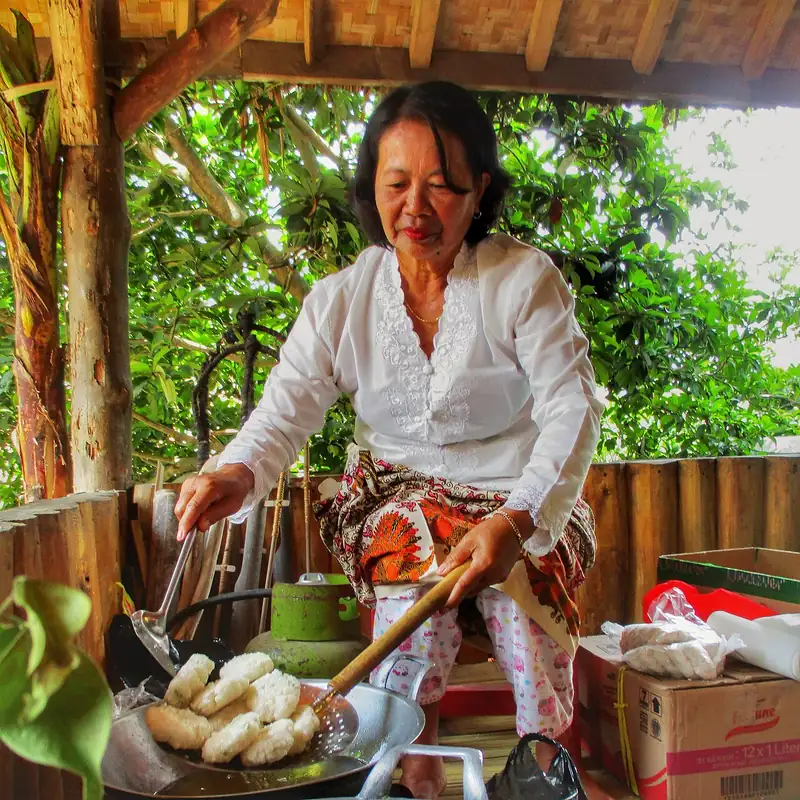 Seorang ibu menggoreng cireng dalam wajan kecil di atas kompor di Kampung Cireundeu
