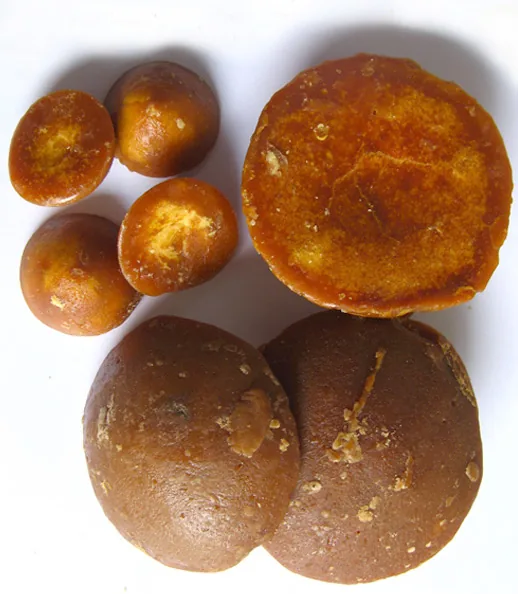 Beberapa keping gula kelapa berwarna cokelat
