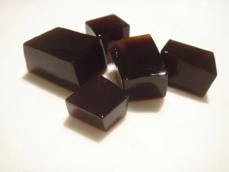Potongan cincau hitam berbentuk kubus di piring putih