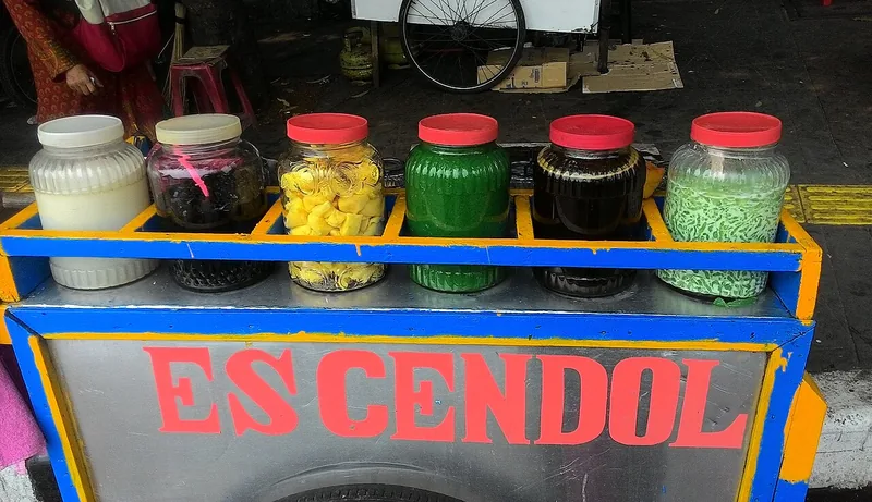 Deretan stoples bahan di atas gerobak bertuliskan es cendol