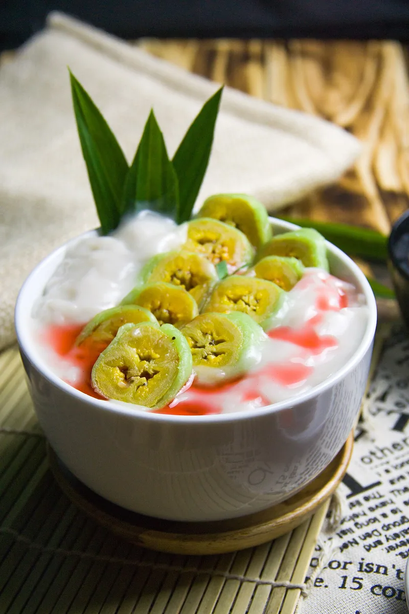 Semangkuk pisang ijo dengan potongan pisang berbalut hijau
