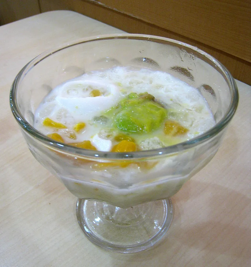 Es teler dalam gelas kaki kaca dengan kuah santan susu putih, alpukat, kelapa muda, dan nangka