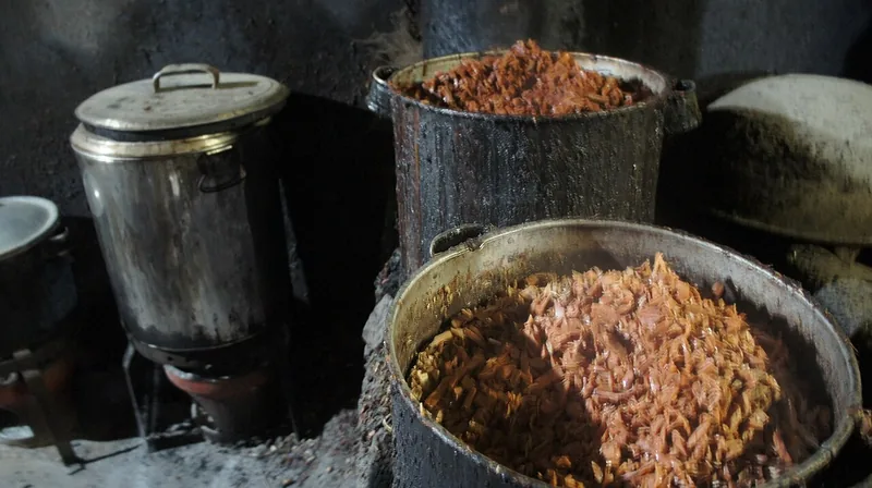 Gudeg nangka muda dimasak dalam panci-panci besar di dapur tradisional Yogyakarta