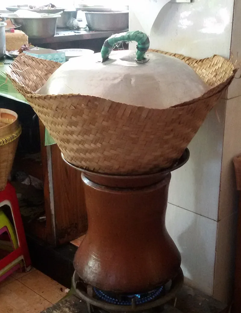 Gudeg jogja dimasak lama dalam panci tanah liat bertutup di dapur Gudeg Mbarek Bu Hj Amad