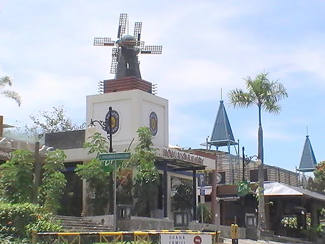 Gerai Holland Bakery di kawasan Graha Famili dengan menara kincir angin dan papan nama jalan