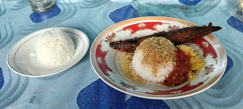 Ikan pindang balado dengan nasi dan sambal merah di atas piring warung Padang