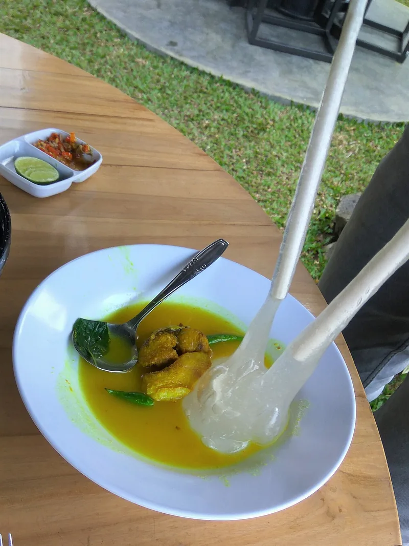 Papeda dan kuah kuning dengan potongan ikan sebagai contoh sajian ikan berkuah kuning