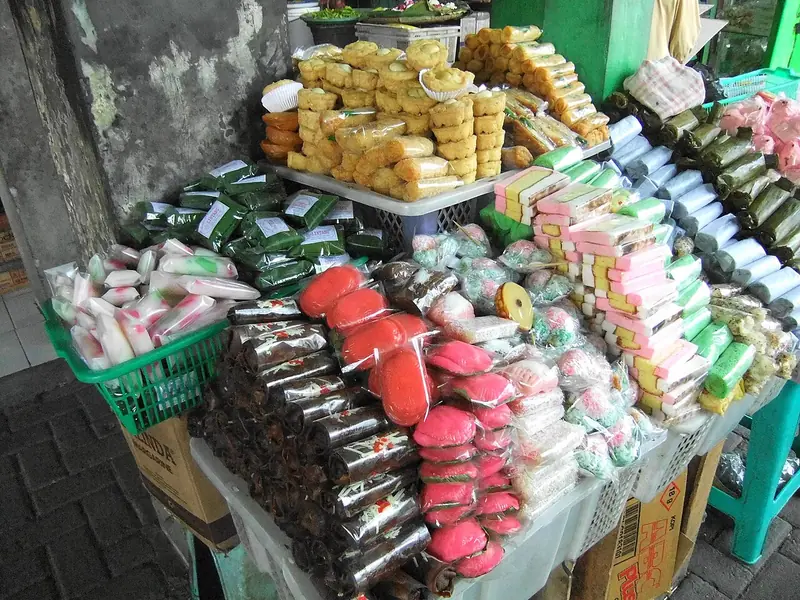 Lapak kue basah di tepi Pasar Bulu Semarang dengan kue terbungkus plastik dan daun