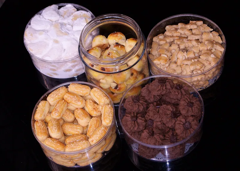 Lima toples kue kering Lebaran berisi kastengel, nastar, putri salju, dan kue cokelat