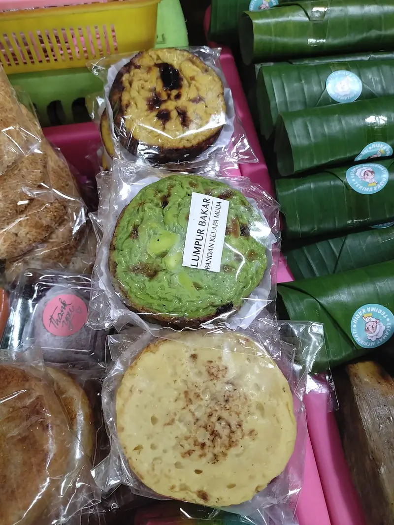 Kue lumpur bakar varian pandan kelapa muda dan original dalam kemasan plastik di lapak penjual