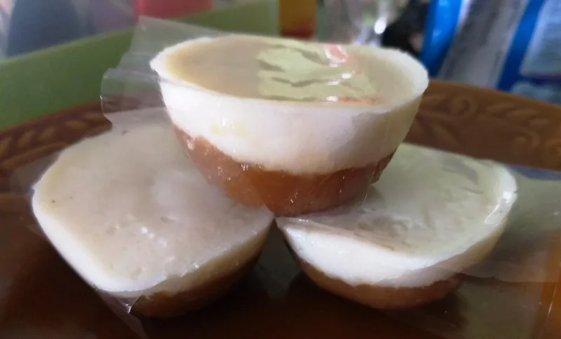 Kue talam ubi dua lapis dengan lapisan santan putih di atas lapisan ubi cokelat