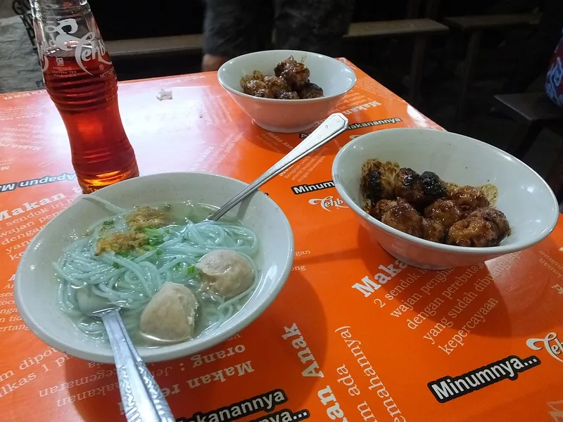 Meja warung makan di Malang dengan semangkuk bakso bihun dan dua mangkuk bakso bakar
