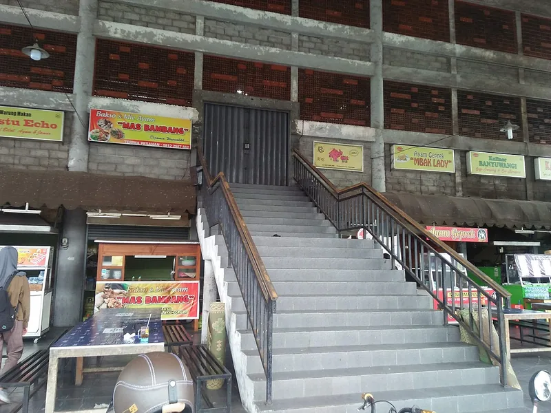 Deretan kios makanan dengan papan nama bakso dan ayam geprek di sebuah food court