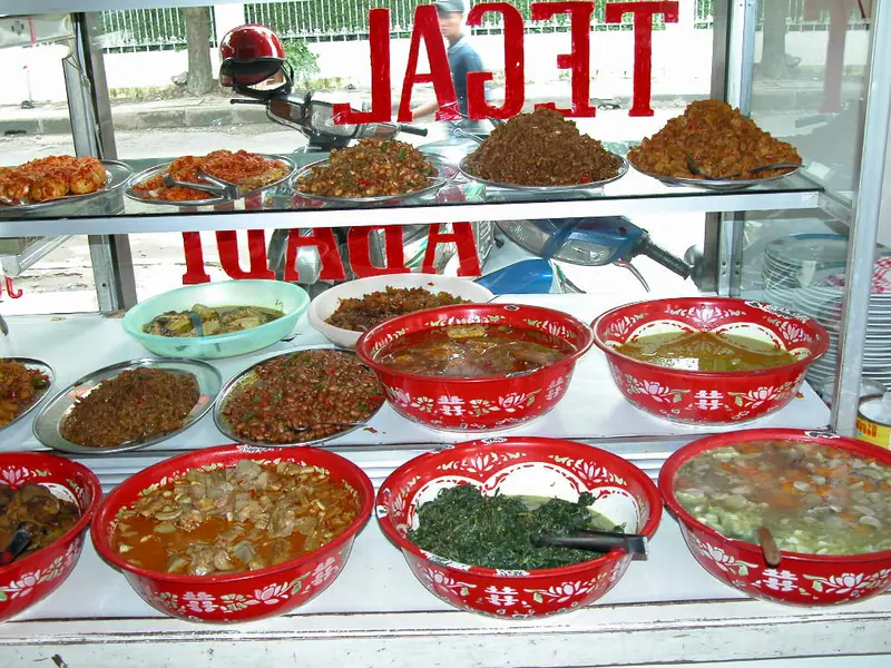 Lauk warung tegal tersaji di baskom dan piring dalam etalase kaca tertutup
