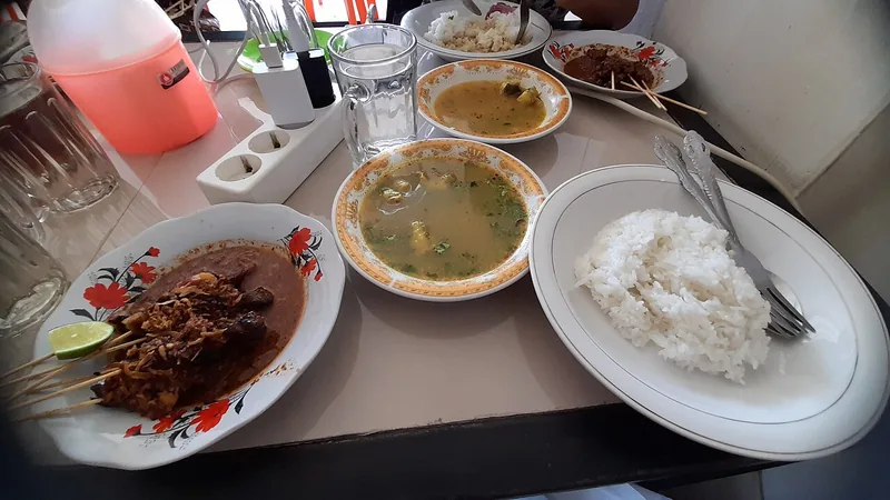 Sate matang khas Aceh dengan bumbu kuah, semangkuk kuah soto, dan sepiring nasi putih