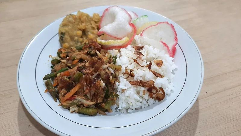 Nasi pecel dengan sayuran rebus bersambal kacang, rempeyek, kerupuk, dan bawang goreng