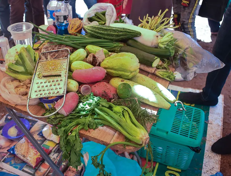 Aneka sayuran segar seperti labu siam, timun, pare, daun bawang, dan seledri di atas meja