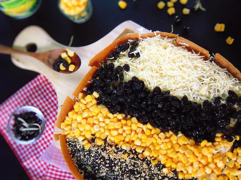 Martabak manis dengan topping berbaris jagung manis, keju parut, meses cokelat, dan wijen hitam
