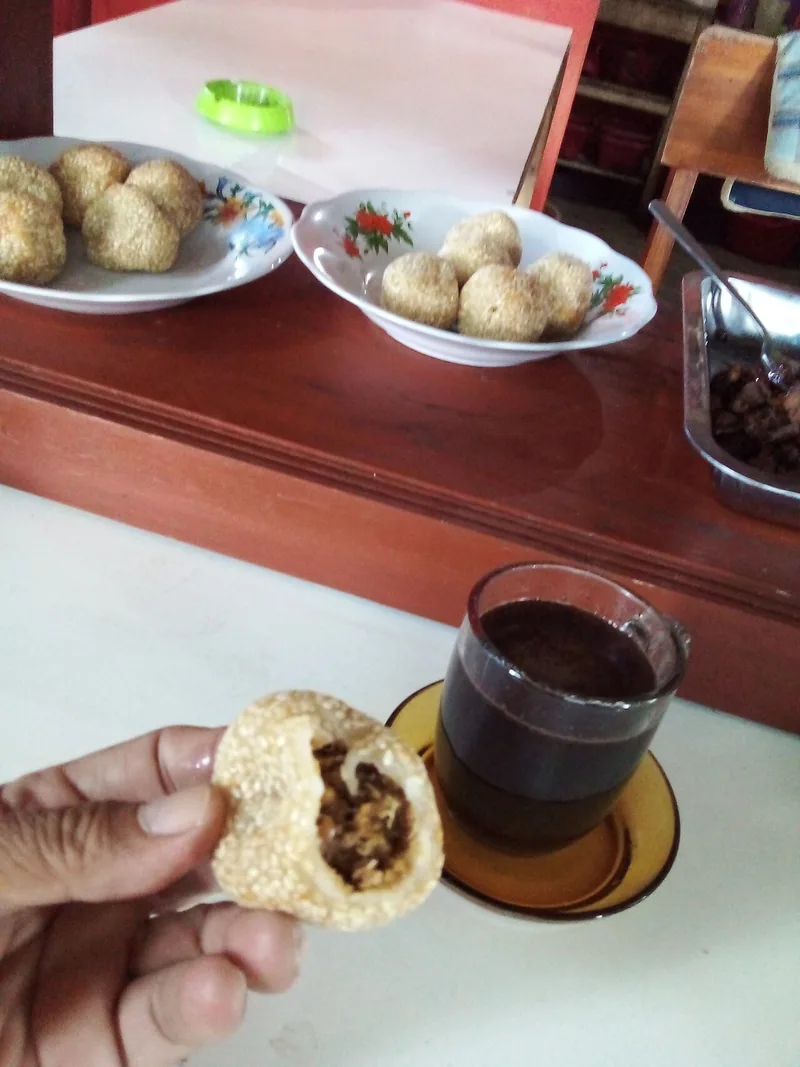 Onde-onde yang digigit memperlihatkan isian di dalam kulit tepung ketan berbalut wijen