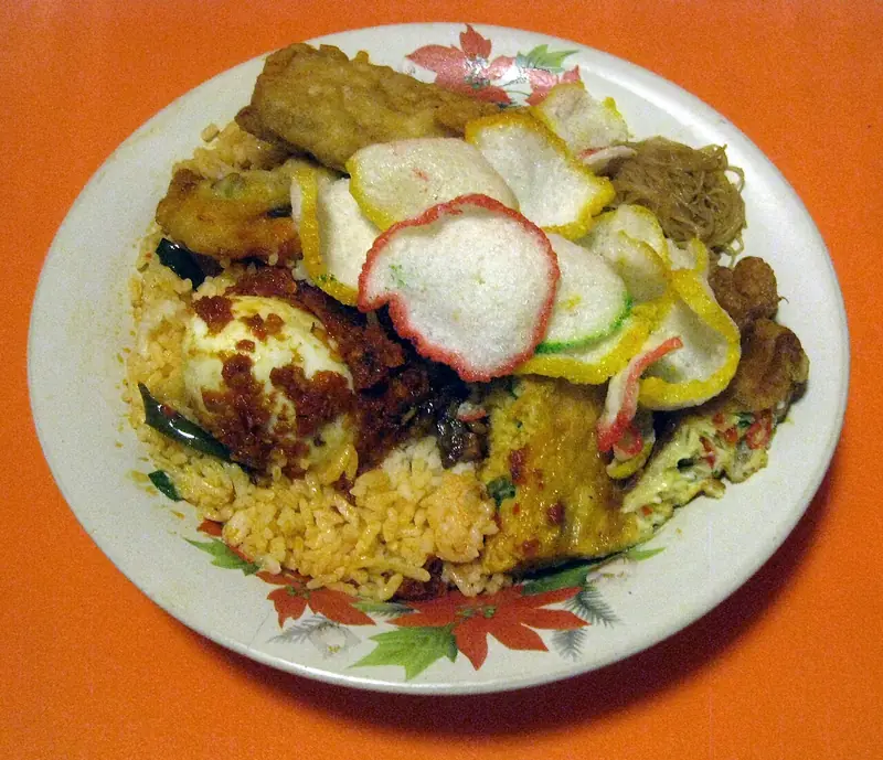Nasi uduk Betawi dengan telur balado, tempe goreng, telur dadar, bihun, dan kerupuk di piring
