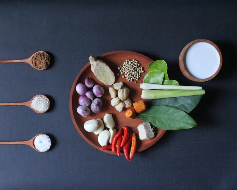Bahan bumbu opor ayam: bawang merah, bawang putih, kemiri, jahe, kunyit, serai, daun salam, dan santan