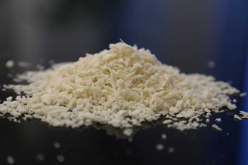 Tumpukan tepung roti panko putih berserpih kasar di atas permukaan gelap