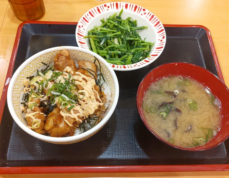 Rice bowl ayam panggang dengan siraman saus mentai mayo, daun bawang, dan nori