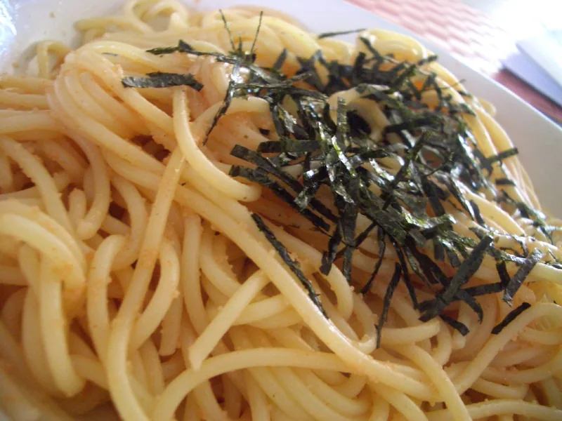 Spaghetti mentaiko ala Jepang bertabur irisan nori di piring putih