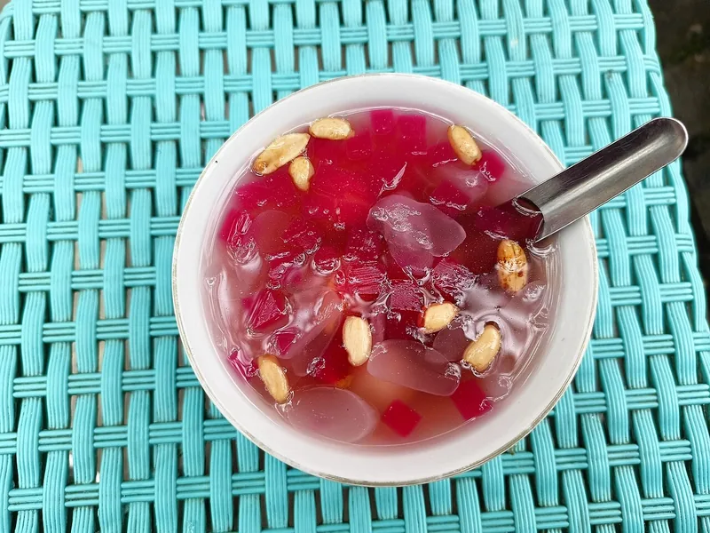 Semangkuk wedang ronde Telaga Sarangan berisi kacang tanah, potongan merah, dan irisan kenyal bening